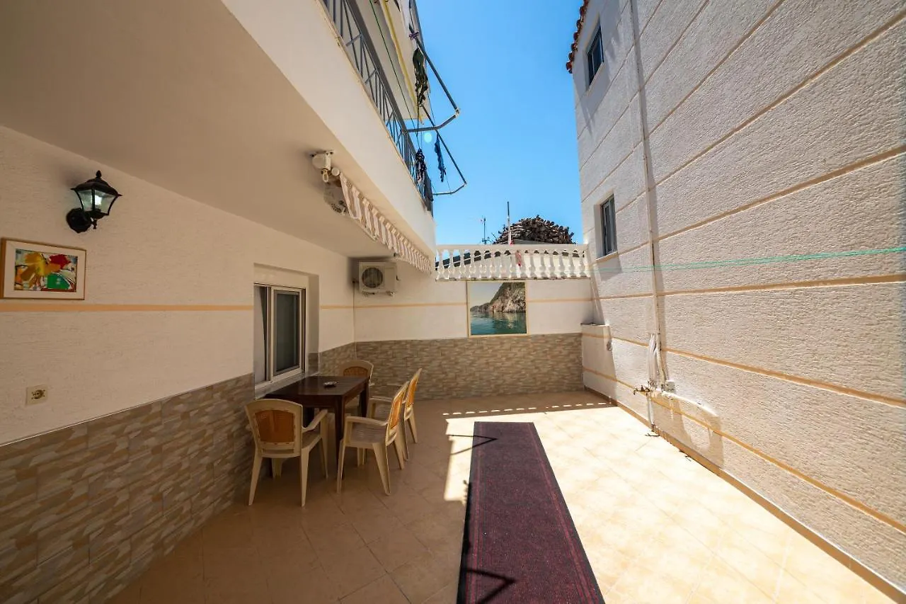 Himara Apartments 0*,